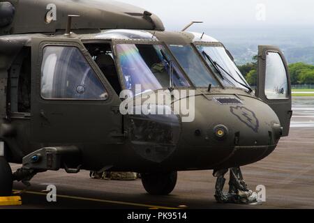 Soldaten aus UH-60 Black Hawk Flugzeugbesatzungen, 25 Combat Aviation Brigade, 25 Infanterie Division, Washington, Vorbereiten zum Verteidigungsministerium Unterstützung Missionen, die Federal Emergency Management Agency als Teil der Gemeinsamen Task Force 5-0, August 26, 2018. Diese Task Force wurde eingerichtet, um die Auswirkungen von Hurrikan Lane auf Hawaii zu reagieren. Der lokalen und staatlichen Behörden von Hawaii, durch JTF 5-0 beantragt, HH-60M Black Hawk Hubschraubern mit Hebezeug Fähigkeit lokaler Behörden mit Wiederherstellungs Operationen auf der Insel von Hawaii zu unterstützen. JTF 5-0 ist eine gemeinsame Task Force durch ein Dual-LED Stockfoto