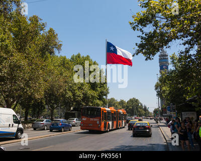 Hohes Verkehrsaufkommen auf der Avenida La Alameda, der wichtigsten Straße in Santiago de Chile. Im Hintergrund, die Flagge der Bürgerschaft Square