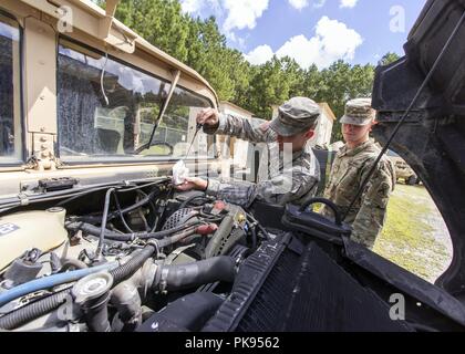 Südcarolina nationale Schutz Soldaten aus Bravo Company, 1-118 Infanterie, Preform vorbeugende Wartung überprüft, Gerät Fahrzeuge in Vorbereitung zur Unterstützung der zivilen Behörden zusammengearbeitet, und die Bürgerinnen und Bürger des Staates im Vorfeld der Hurrikan Florenz, September 10, 2018, September 10, 2018 sichern. Etwa 1600 Soldaten und Piloten wurden mobilisiert, vorzubereiten, zu reagieren und in der Wiederaufnahme Bemühungen als Prognostiker teilnehmen Projekt Hurrikan Florenz in der Stärke mit Potential, ein Kategorie 4 Sturm und eine projizierte Pfad Landfall in der Nähe von den Carolinas und Ostküste zu erhöhen. (U.s. Stockfoto