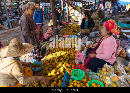 Ein obststand an der Phaung Daw OO Markt. Inle See, Myanmar (Birma). Stockfoto