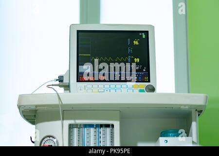 Medizinische Vitalparameter-monitor Instrument in einem Krankenhaus. Dieses medizinische Gerät von Displays und Monitoren Puls und Sauerstoffgehalt im Krankenhaus Patienten Stockfoto