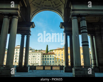 Blick von der Piazzale degli Uffizi in Richtung Eigenschaften auf der anderen Seite des Flusses Arno, Florenz, Toskana, Italien Stockfoto