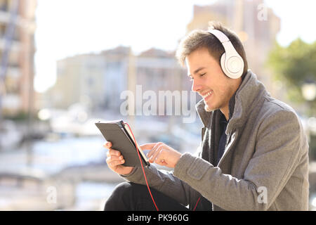 Seitenansicht Portrait eines glücklichen Menschen e-Learning online auf Winterurlaub Stockfoto