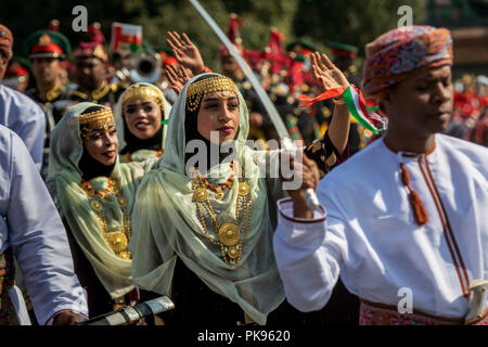 Traditionelle beduinische Tanz an der Hochzeit während einer Leistung des militärischen Band des Royal Guard von Oman Land in Moskau Stockfoto