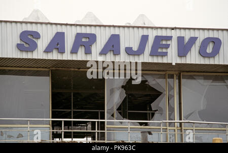 8. März 1993 während der Belagerung von Sarajevo: Der Name 'Sarajevo' ist oberhalb der geborstenen Fenstern des Terminals am Flughafen von Sarajevo geschrieben. Der Flughafen ist eine Lebensader für die Stadt während der Belagerung. Stockfoto