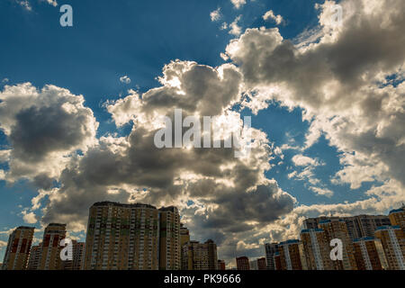Hochhäuser gegen den Himmel auf einem Hintergrund von einem bewölkten Himmel Stockfoto
