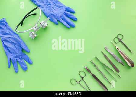 Medizinische Ausrüstungen einschließlich der chirurgischen Instrumente auf einem grünen Hintergrund. nach oben Anzeigen, Kopieren spase Stockfoto