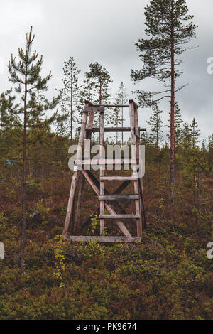 Watch Tower, dass die Jäger in Nordfinnland verwenden für das Warten der Tierwelt Stockfoto