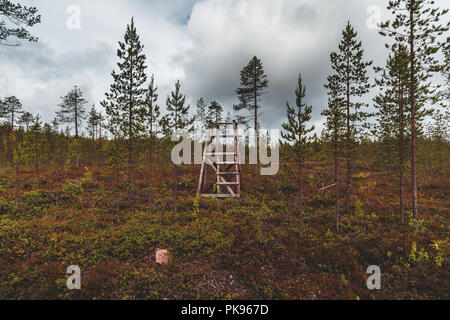 Watch Tower, dass die Jäger in Nordfinnland verwenden für das Warten der Tierwelt Stockfoto