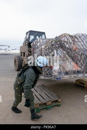 8. März 1993 während der Belagerung von Sarajevo: ein französischer Soldat der Vereinten Nationen zieht eine Holzpalette in Position am Flughafen von Sarajevo. Stockfoto