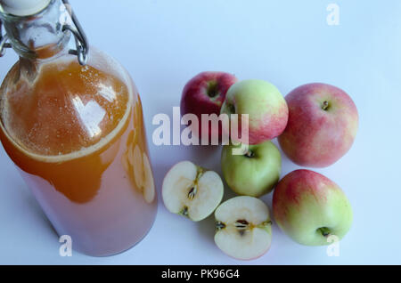 Apple sap mit dem Hauptbestandteil auf weißem Hintergrund Stockfoto