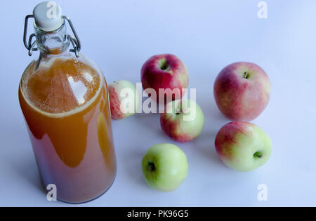 Apple sap mit dem Hauptbestandteil auf weißem Hintergrund Stockfoto