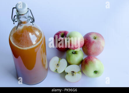 Apple sap mit dem Hauptbestandteil auf weißem Hintergrund Stockfoto