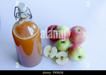 Apple sap mit dem Hauptbestandteil auf weißem Hintergrund Stockfoto