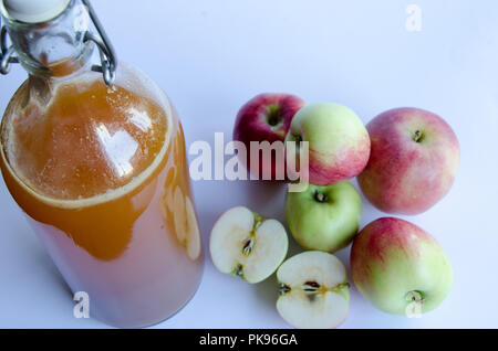 Apple sap mit dem Hauptbestandteil auf weißem Hintergrund Stockfoto