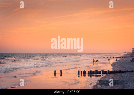 Surfer Spaziergang am Strand bei Sonnenuntergang, 3. April 2015, in der Folly Beach, South Carolina. (Foto von Carmen K. Sisson/Cloudybright) Stockfoto