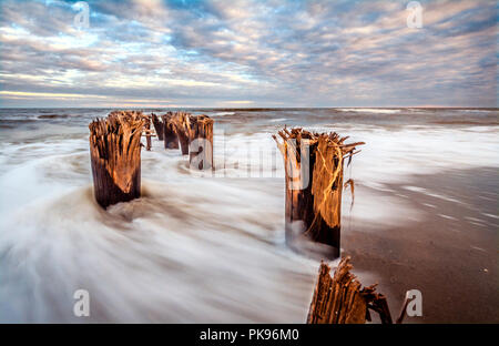 Wellen an der Auswaschung auf Folly Beach, Oktober 12, 2015, in der Folly Beach, South Carolina. Stockfoto