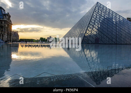 Ein Paar in der Nähe von Louvre, Paris Stockfoto
