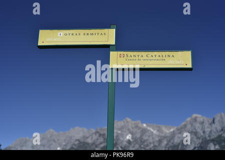 Wegweiser auf dem Kloster Trail über das Kloster von Santo Toribio oben Potes, Kantabrien, Nordspanien. Stockfoto