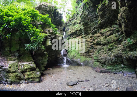 St Nectan in Kieve, Wasserfall im St nectan's Glen, Trethevy in der Nähe von Boscastle und Tintagel, Cornwall, Großbritannien Stockfoto