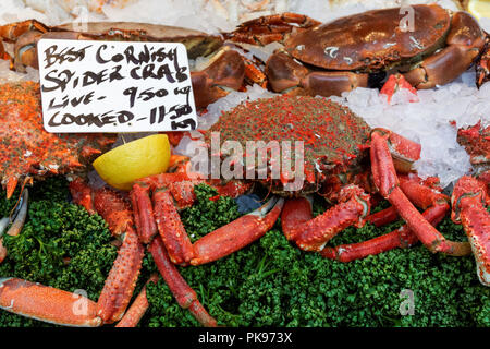 Fischgeschäft Stand auf Borough Market in London England Vereinigtes Königreich Großbritannien Stockfoto
