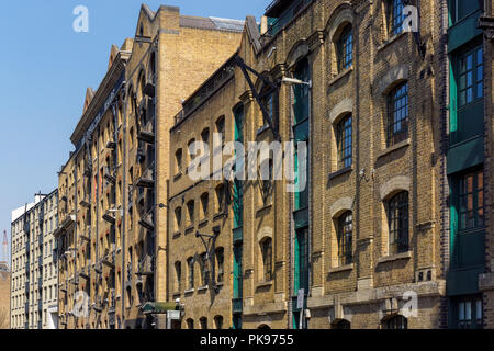 Luxus Loft Apartments in ehemaligen viktorianischen Lagerhäusern in Wapping, London England United Kingdom UK Stockfoto