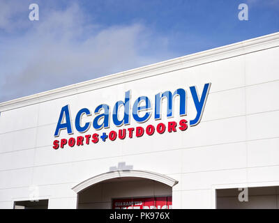 Akademie Sport und draußen äußeren vorderen Eingang und Corporate Logo anmelden Montgomery Alabama, USA. Stockfoto