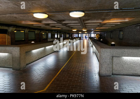 Gehweg in der Barbican Estate, London England United Kingdom UK Stockfoto