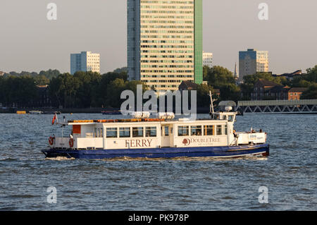 Canary Wharf - Rotherhithe Fähre auf der Themse in London, England, Vereinigtes Königreich, Großbritannien Stockfoto