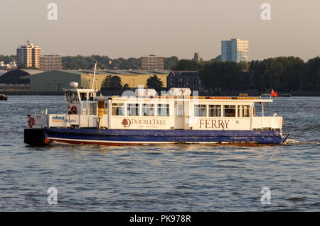 Canary Wharf - Rotherhithe Fähre auf der Themse in London, England, Vereinigtes Königreich, Großbritannien Stockfoto