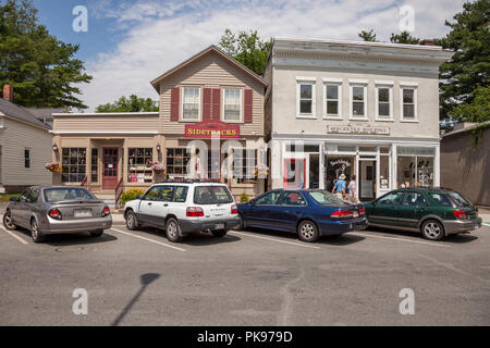 Autos vor Pittsfield, MA Unternehmen geparkt Stockfoto