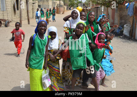 Ziele einer nachhaltigen Entwicklung: Kinder auf dem Weg zur Schule, Joal-Fadiouth (Senegal) Stockfoto