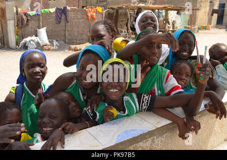 Ziele einer nachhaltigen Entwicklung: Kinder auf dem Weg zur Schule, Joal-Fadiouth (Senegal) Stockfoto