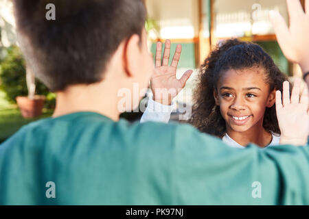 Happy girl gibt ihr Freund eine hohe Fünf für Freundschaft Stockfoto