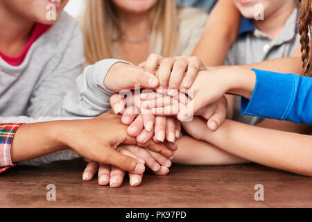 Vielen multikulturellen Kinder stack Hände als Zeichen der Integration Stockfoto