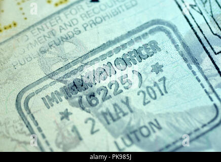 MONTREAL, KANADA - 8 September, 2018: Immigration Officer Stempel in kanadischen Paß vom Flughafen Luton, England. Stockfoto