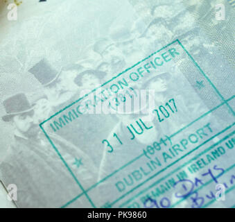 MONTREAL, KANADA - 8 September, 2018: Immigration Officer Stempel in kanadischen Paß vom Flughafen Dublin, Irland Stockfoto