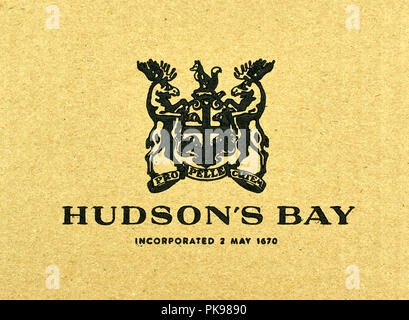 MONTREAL, KANADA - 8 September, 2018: Hudson's Bay Logo auf einem Papier. Hudson's Bay ist eine Kette von 90 Einkaufszentren, die in Kanada arbeiten und Stockfoto