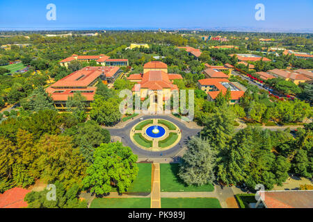 Palo Alto, Kalifornien, USA - 13. August 2018: Luftaufnahme der Brunnen und Memorial Auditorium der Universität Stanford Campus von Hoover Tower Observatorium gesehen. Sommer Saison. Stockfoto