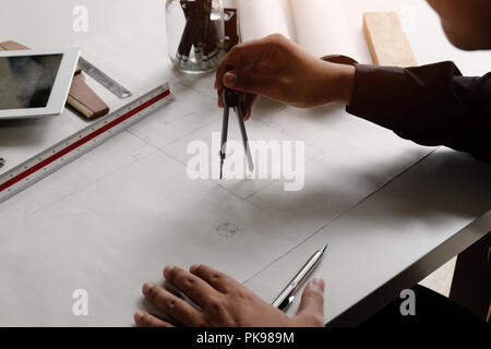 Blueprint Architektur Zeichnen auf Papier mit Teiler auf Händen. Stockfoto