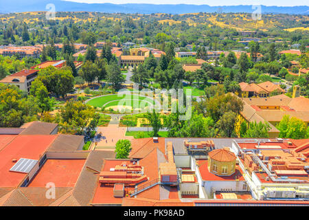 Palo Alto, Kalifornien, USA - 13. August 2018: Luftbild von der Stanford University Campus von Hoover Tower Observatorium gesehen. Stanford ist einer der renommiertesten Universitäten der Welt. Stockfoto