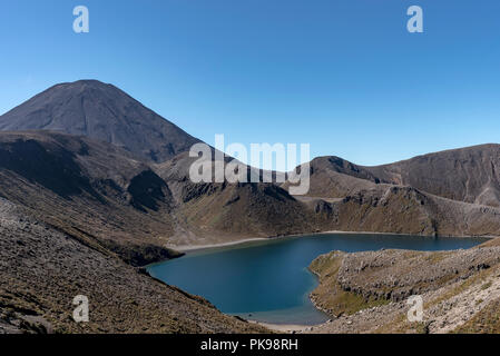 Tongariro National Park, Neuseeland obere Tama Lake mit Mount Ngauruhoe im Hintergrund Stockfoto