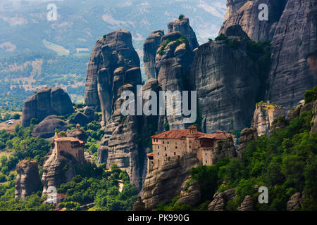 St. Nikolaos Anapafsas entfernt und Kloster Kloster Roussanou, Meteora, Griechenland (UNESCO Weltkulturerbe) Stockfoto