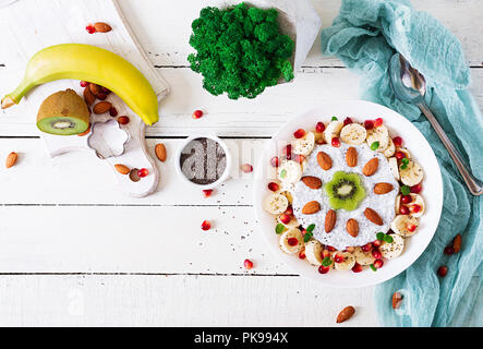 Vegan Mandelmilch Chia Samen Pudding mit Banane und Kiwi. Detox und gesunden superfoods Frühstück Schüssel Konzept. Overhead, Ansicht von oben, flach. Stockfoto
