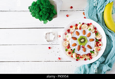 Vegan Mandelmilch Chia Samen Pudding mit Banane und Kiwi. Detox und gesunden superfoods Frühstück Schüssel Konzept. Overhead, Ansicht von oben, flach. Stockfoto