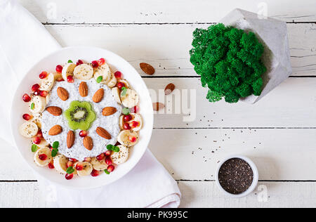 Vegan Mandelmilch Chia Samen Pudding mit Banane und Kiwi. Detox und gesunden superfoods Frühstück Schüssel Konzept. Overhead, Ansicht von oben, flach. Stockfoto