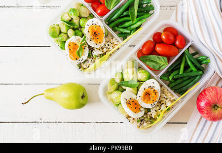 Vegetarische Mahlzeit prep Container mit Eiern, Rosenkohl, grüne Bohnen und Tomaten. Abendessen in Lunch Box. Ansicht von oben. Flach Stockfoto