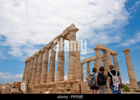 Touristen beobachten, der Tempel des Poseidon, Kap Sounion, Griechenland Stockfoto