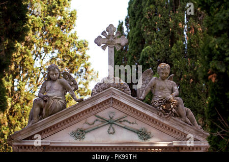 Teil des Freimaurerischen Motive auf dem Grab mit Kindern Engel Statuen, Denkmal im Friedhof, aus der Nähe. Alte Friedhof mit Grabsteinen Statuen. Stockfoto