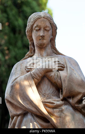 Schöne steinerne Statue von Frauen. Grabsteine im Friedhof. Der alte Friedhof mit Grabsteinen Statuen. Skulptur Kunst. Stockfoto